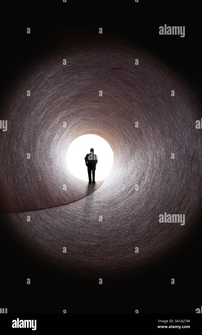 Sortant d'un tunnel sombre, un homme marche vers une lumière brillante, symbolisant l'espoir et les nouveaux débuts, surmontant les défis et trouvant le succès, inspirant les spectateurs avec foi et motivation Banque D'Images