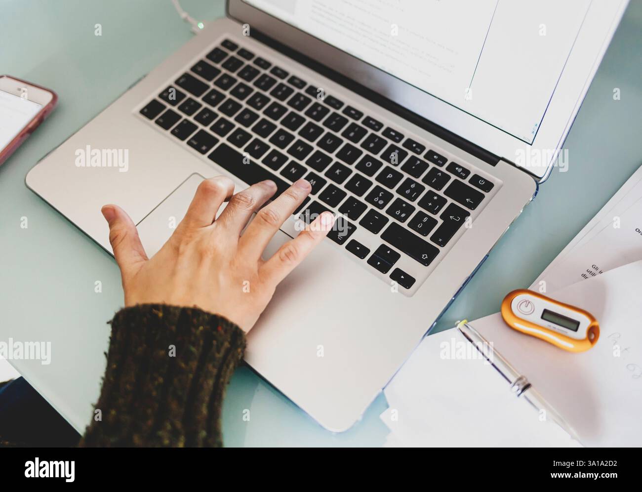 Femme utilisant un ordinateur portable à la maison, concept de travail intelligent. Quarantaine avec le travail de maison pendant l'épidémie pandémique coronavirus covid19. Sur les feuilles de bureau, le stylet, le smartphone et la signature numérique. Banque D'Images