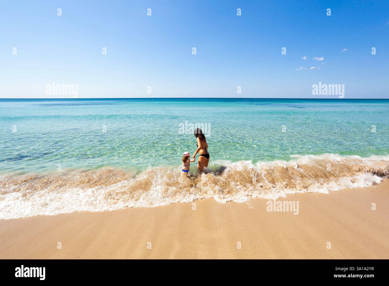 Vue magnifique sur la mer aux eaux turquoises et Golden Beach à Punta Prosciutto, Salento, Pouilles, Italie. Banque D'Images