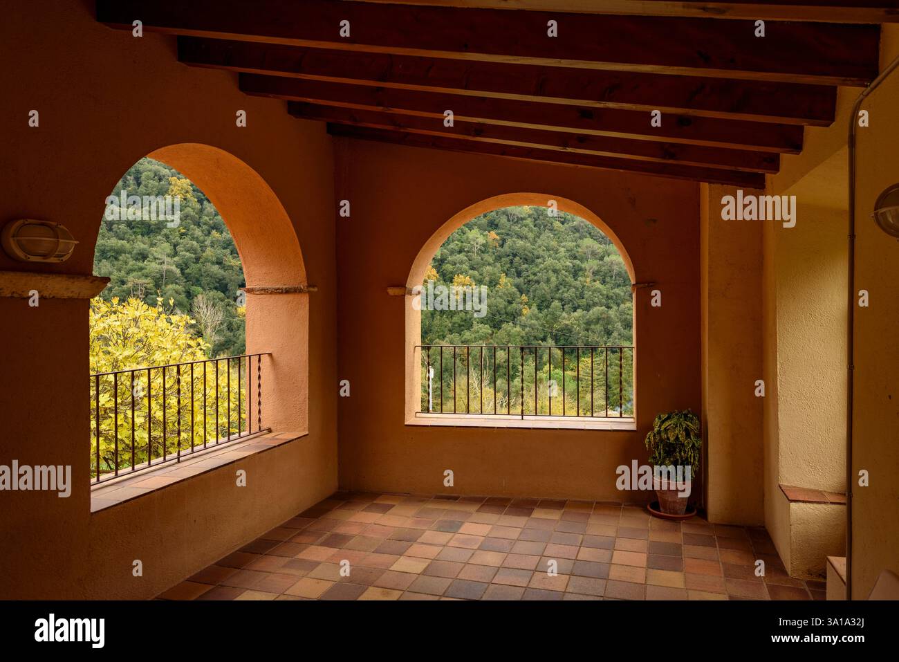 Intérieur du presbytère de Vallcàrquera (Vallès Oriental, Barcelone, ​​Catalonia, Espagne) ESP : Interior de la rectoria de Vallcàrquera Banque D'Images