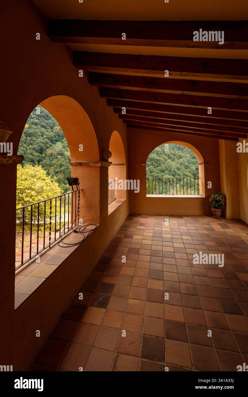 Intérieur du presbytère de Vallcàrquera (Vallès Oriental, Barcelone, ​​Catalonia, Espagne) ESP : Interior de la rectoria de Vallcàrquera Banque D'Images