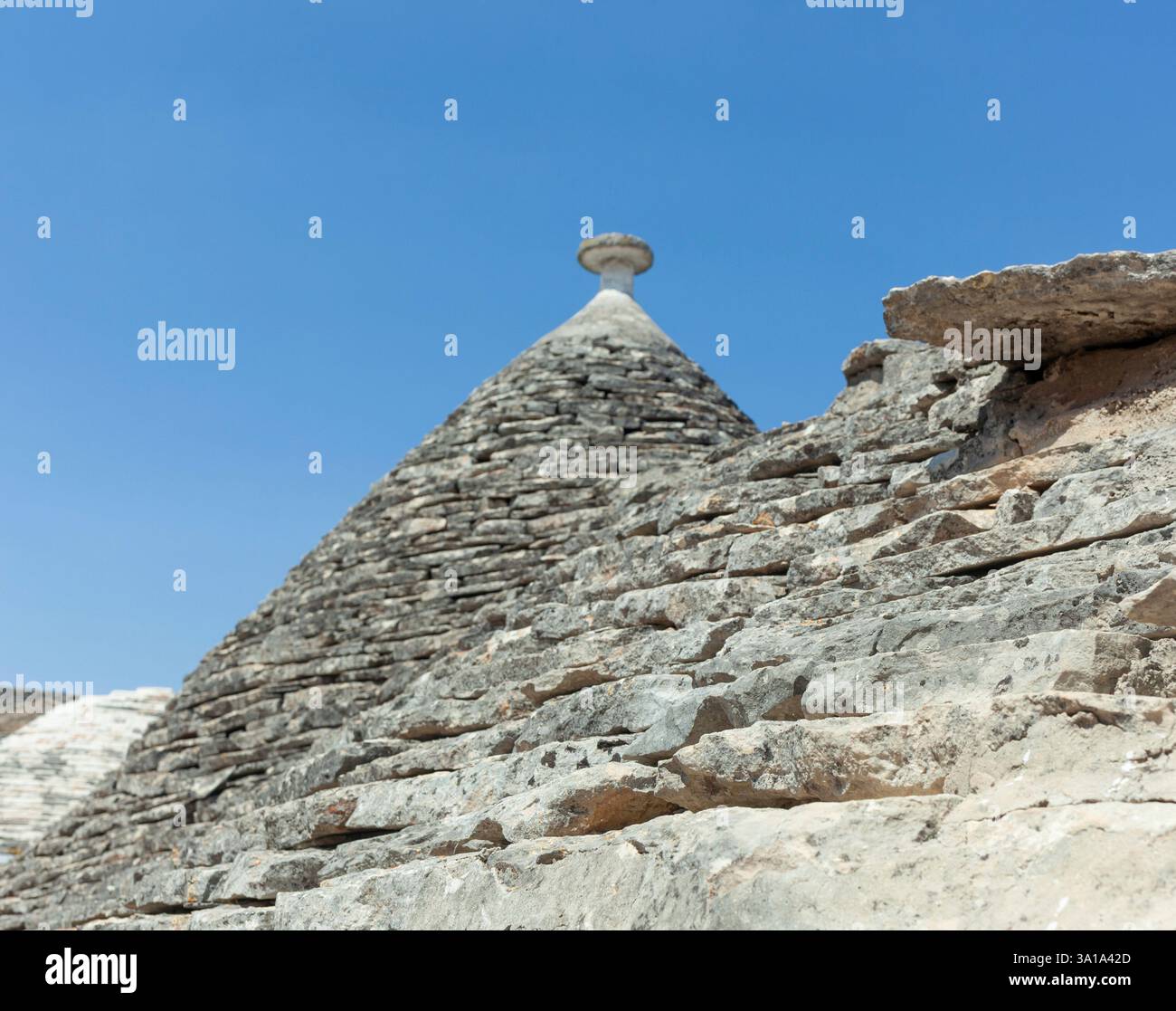 Détail du toit en pierre sèche d'un trullo, une cabane traditionnelle des pouilles en pierre sèche avec un toit conique Banque D'Images