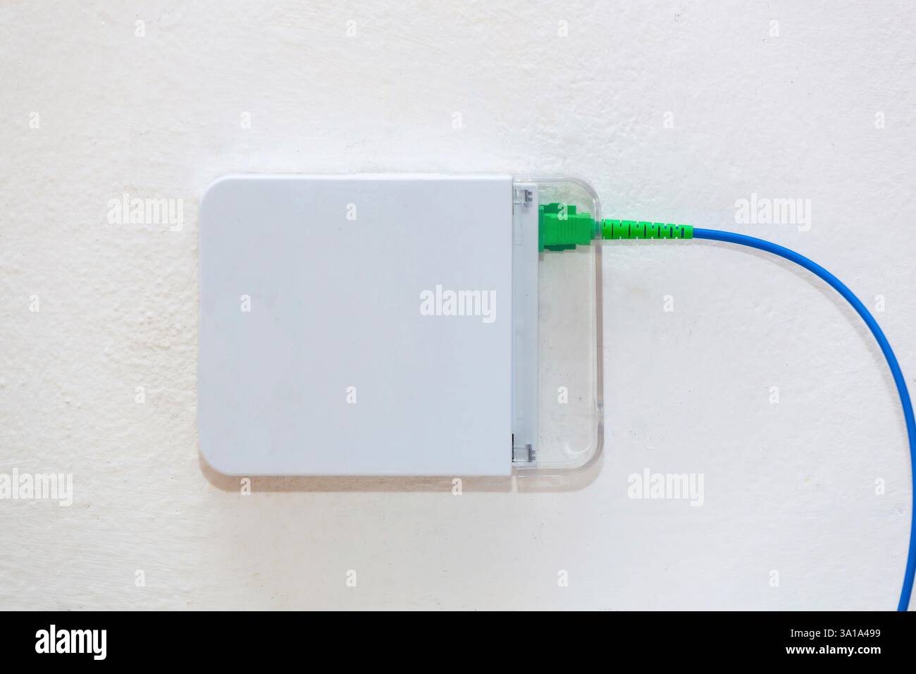 Prise optique pour la navigation sur Internet avec fibre optique FTTH. Banque D'Images