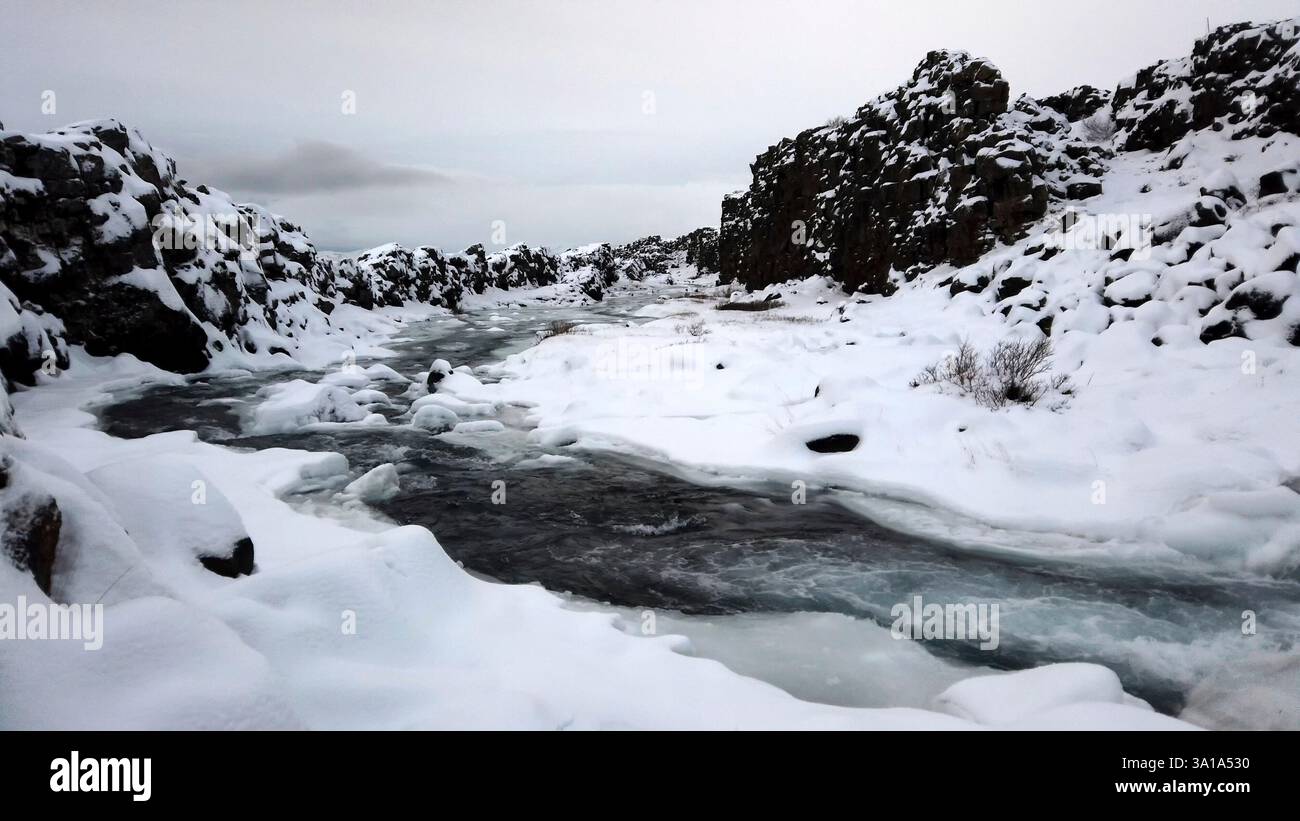 Vue sur la cascade de Gullfoss dans le canyon de la rivière Hvita pendant la neige hivernale en Islande. Banque D'Images