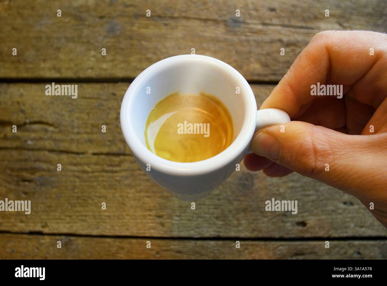 La première personne a le point de vue d'une personne qui boit à partir d'une tasse de café expresso. Banque D'Images