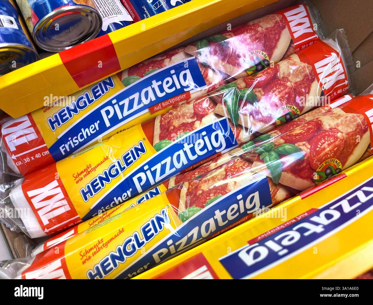 Henglein, produits allemands, pâte refroidie, pâte à pizza, réfrigérateur de supermarché, réfrigérateur superstore, pâtisserie refroidie, pâte réfrigérée, pâtisserie réfrigérée Banque D'Images