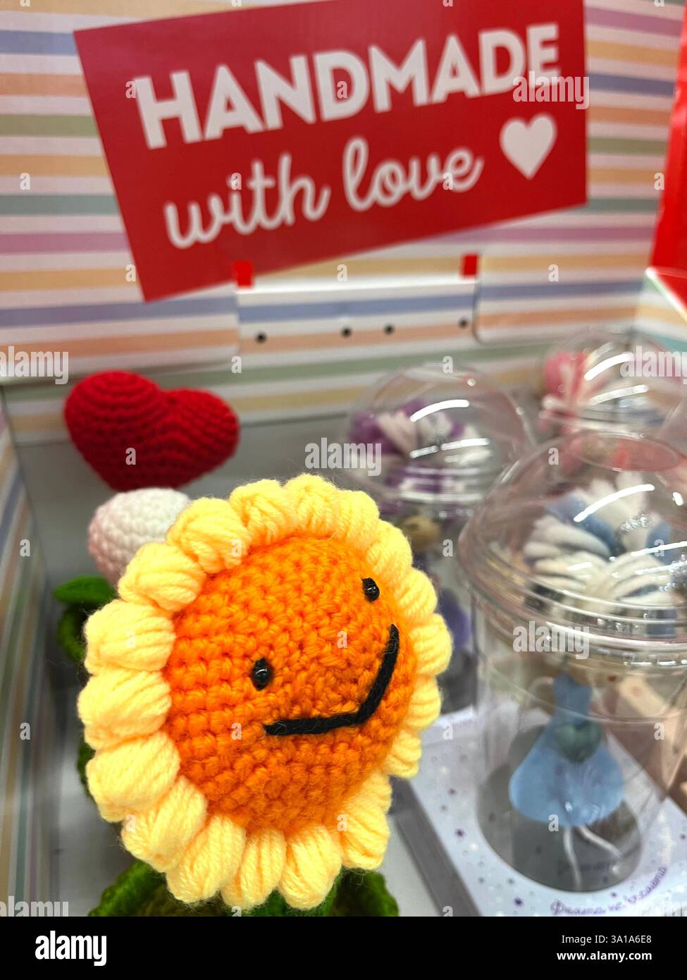 shopping, consumérisme, étagère de supermarché, étagère de supermagasin, cadeaux faits à la main, cadeau fait à la main, artisanat, art, artisanat, artisanat Banque D'Images