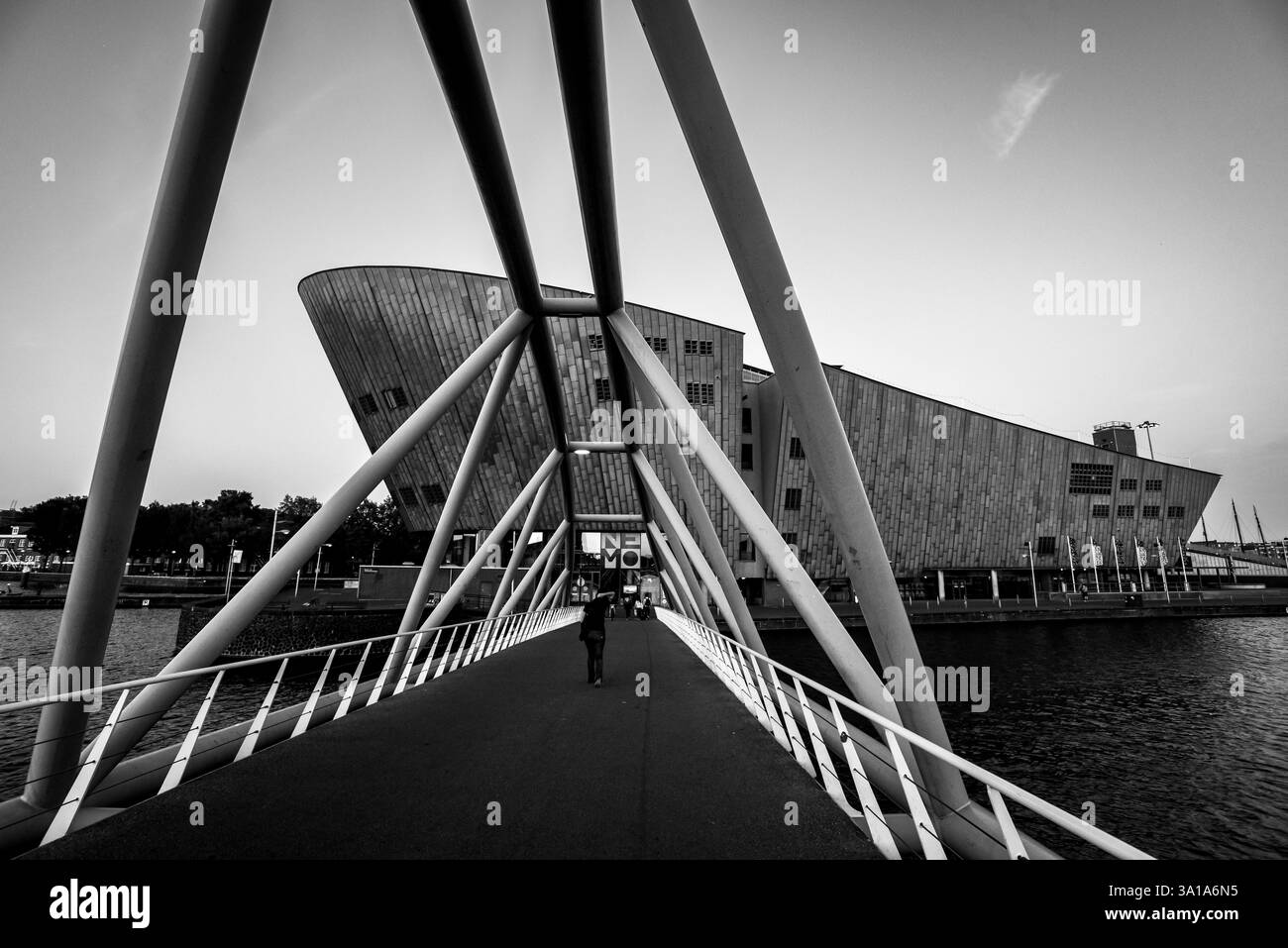 Vue en noir et blanc du musée des sciences NEMO à Amsterdam - pays-Bas Banque D'Images