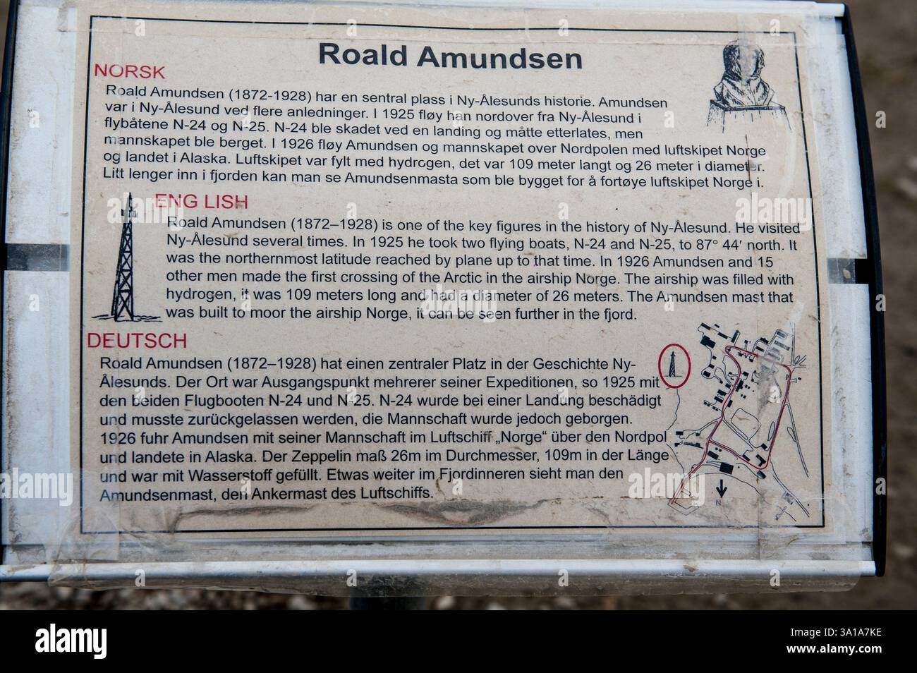 Plaque commémorative pour Roald Amundsen, le premier homme à atteindre le pôle Sud en 1911 et le premier à survoler le pôle Nord - Spitzberg Banque D'Images Plaque commémorative pour Roald Amundsen, le premier homme à atteindre le pôle Sud en 1911 et le premier à survoler le pôle Nord - Spitzberg Banque D'Images