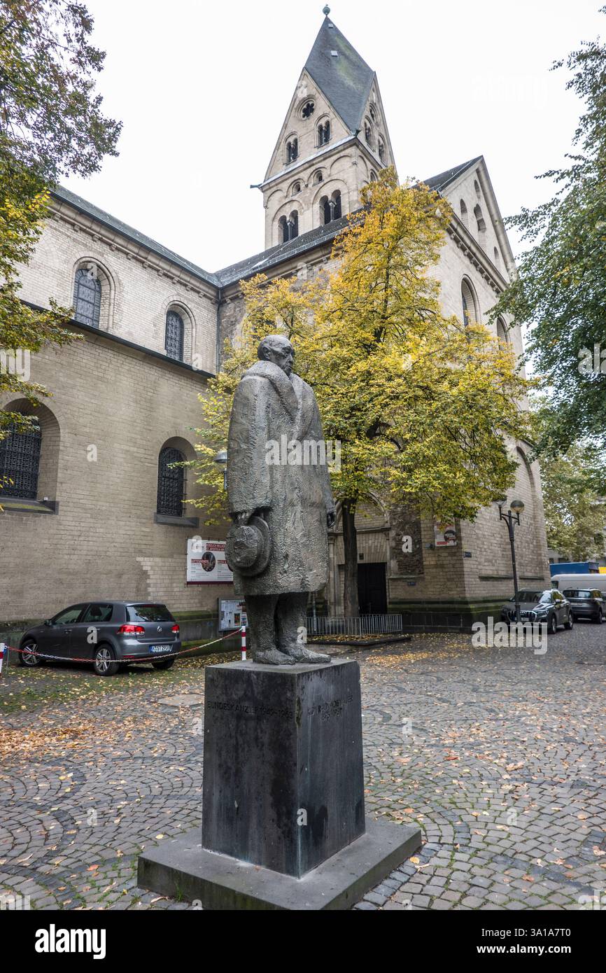 Konrad Adenauer Monument at produit Aposteln, Rhénanie du Nord-Westphalie, Allemagne Banque D'Images