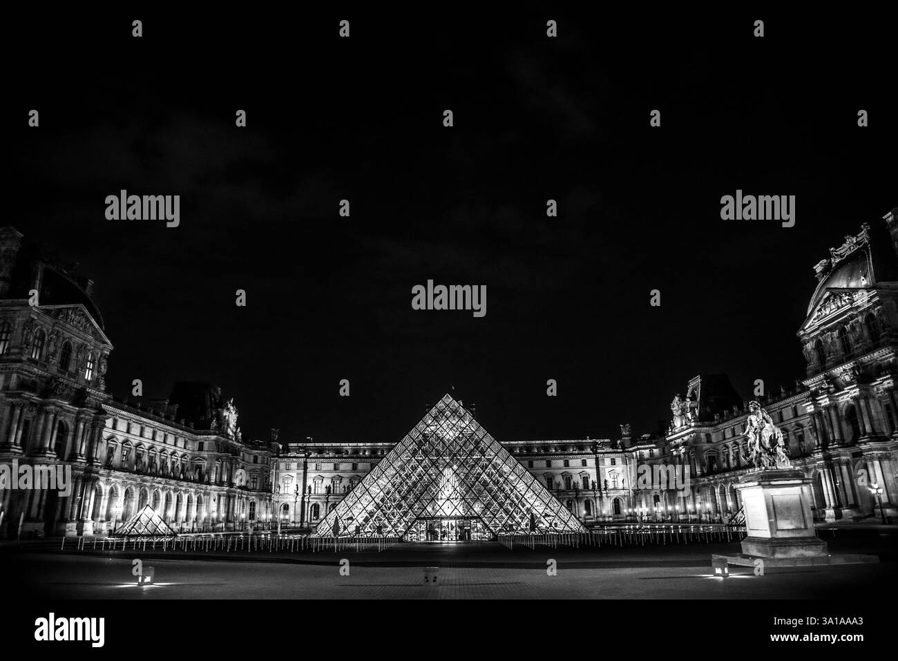 Vue nocturne en noir et blanc du Musée du Louvre et de la pyramide de verre - Paris, France Banque D'Images