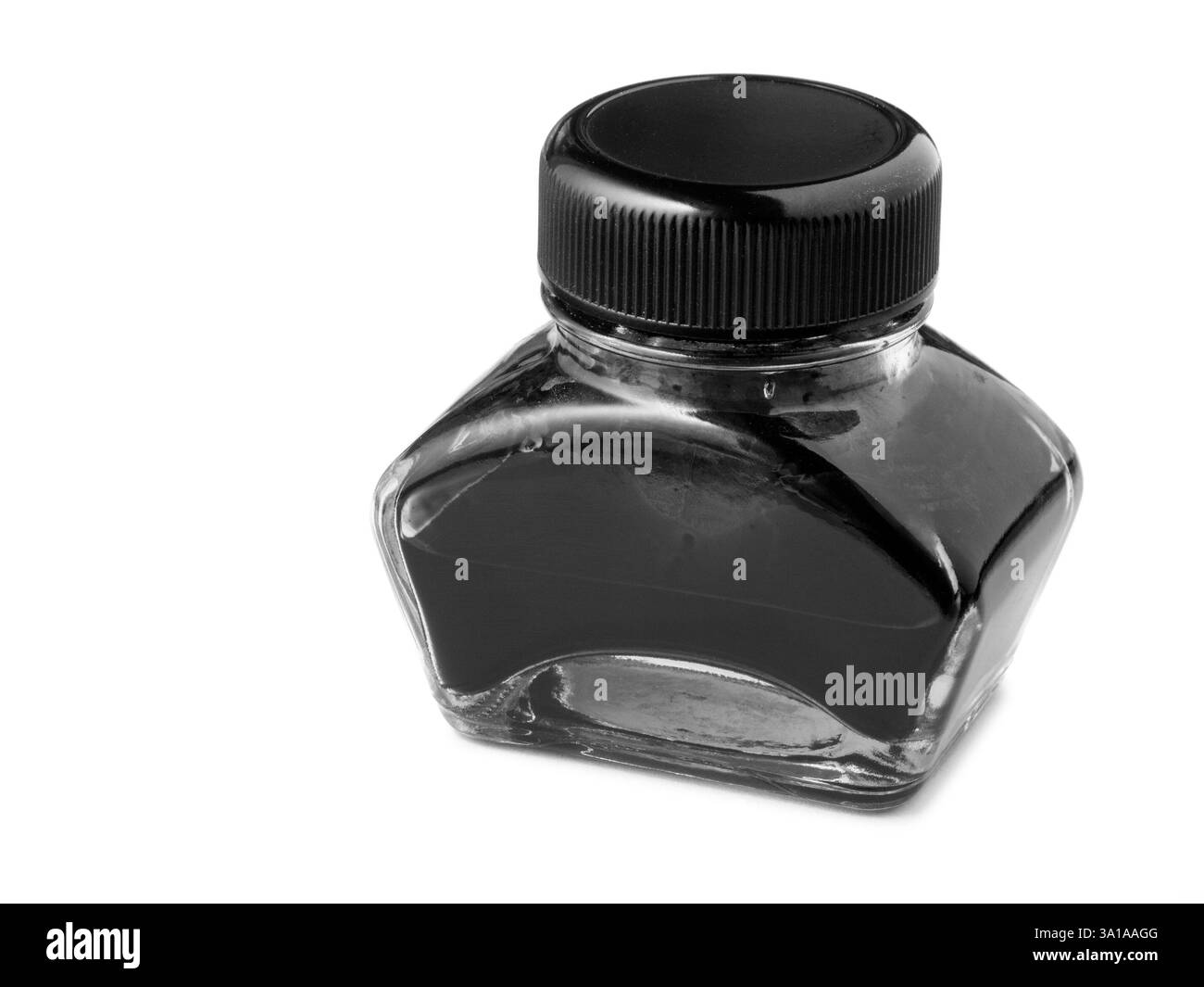 Vue rapprochée d'un encrier fermé avec bouchon à vis isolé sur blanc avec des ombres claires en monochrome. Banque D'Images