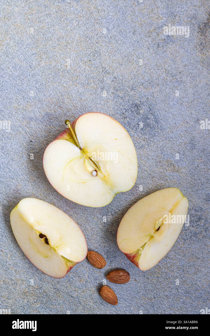 Pommes et amandes tranchées, nature morte de nourriture Banque D'Images