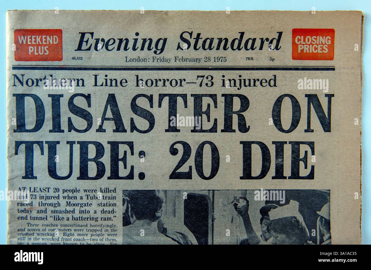 Titre du journal Evening Standard de l'accident de train de Moorgate le 28 février 1975. Désastre sur tube : 20 Die. Banque D'Images