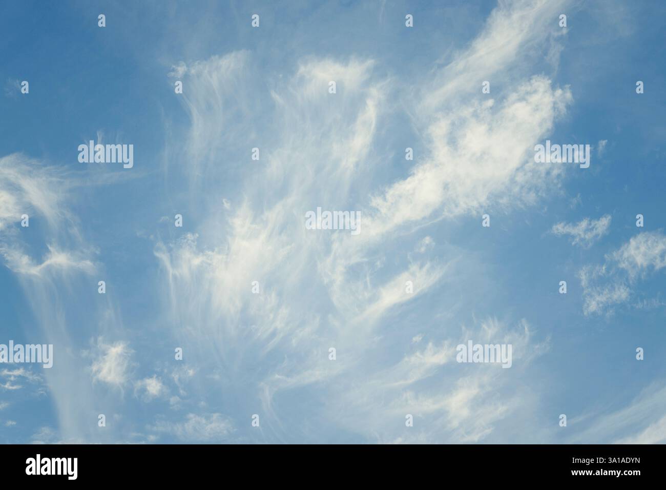 Ciel strié de nuages de voile Banque D'Images
