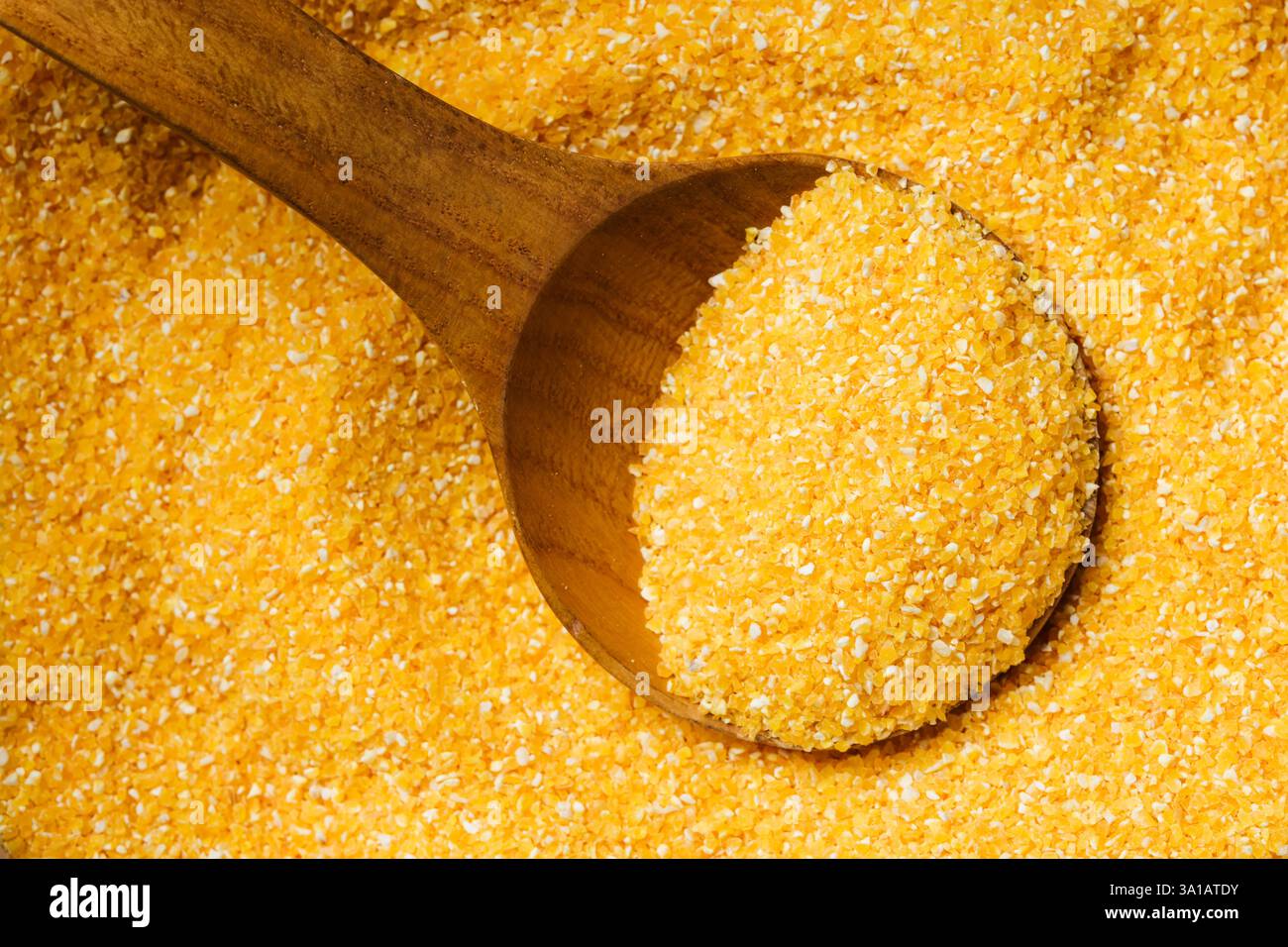 Gros plan de maïs écrasé dans une cuillère en bois. Banque D'Images