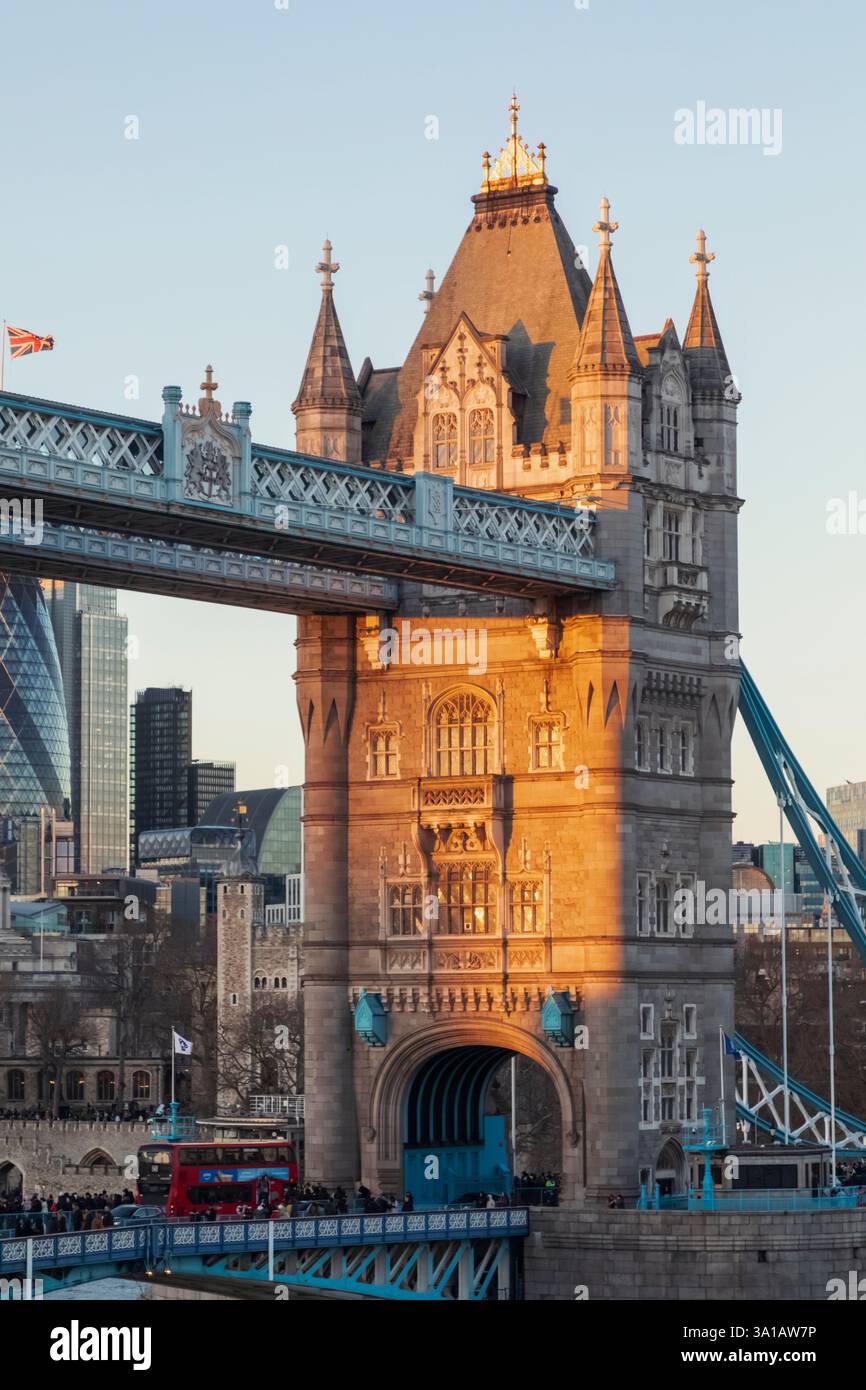 Angleterre, Londres, Tower Bridge et la ville de Londres avec lumière de fin d'après-midi Banque D'Images