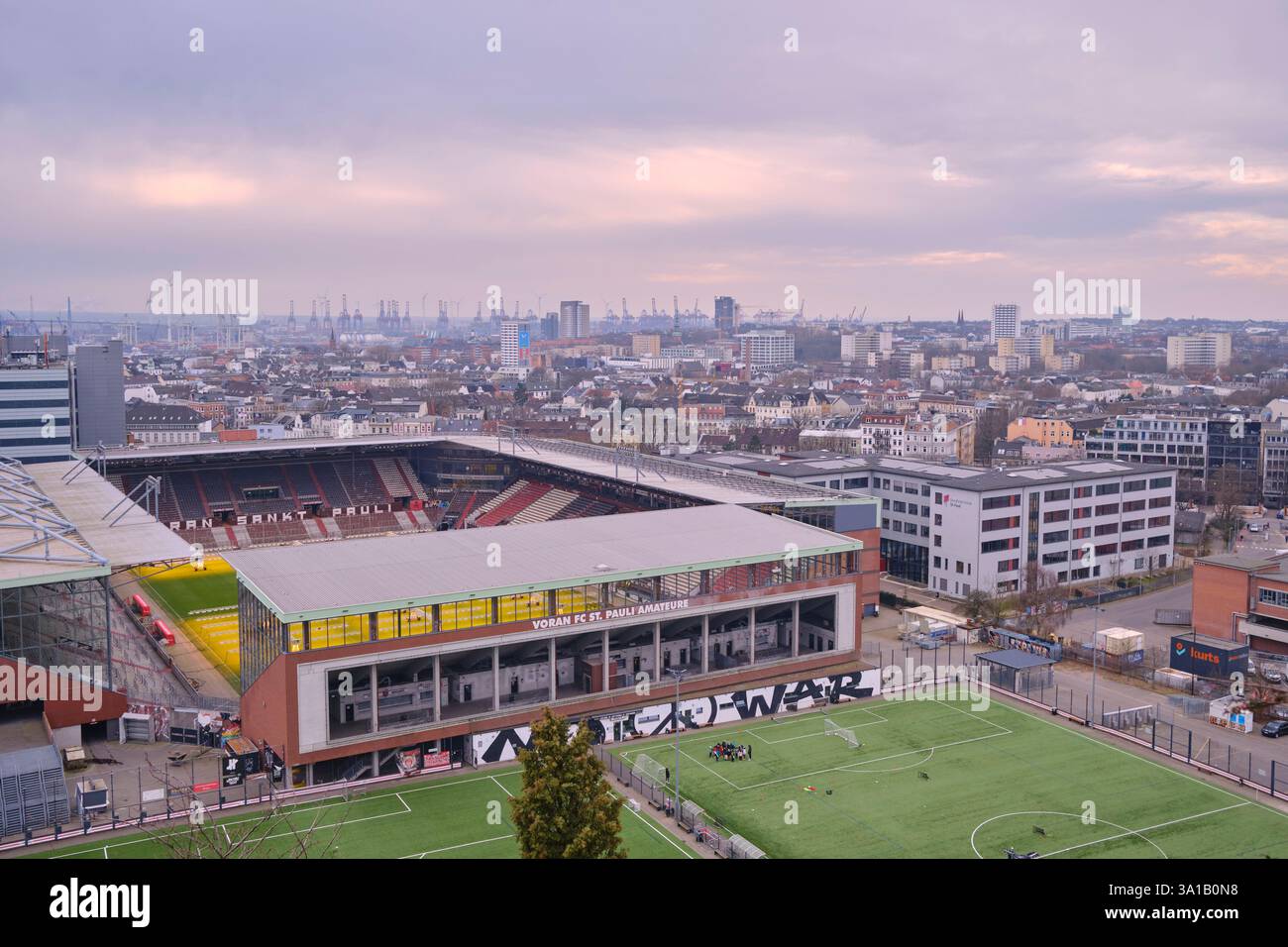 Stade Millerntor sur un nouveau Pauli à Hambourg d'un point de vue élevé. Vue sur le stade, le quartier préparé Pauli et le port de Hambourg à l'horizon Banque D'Images