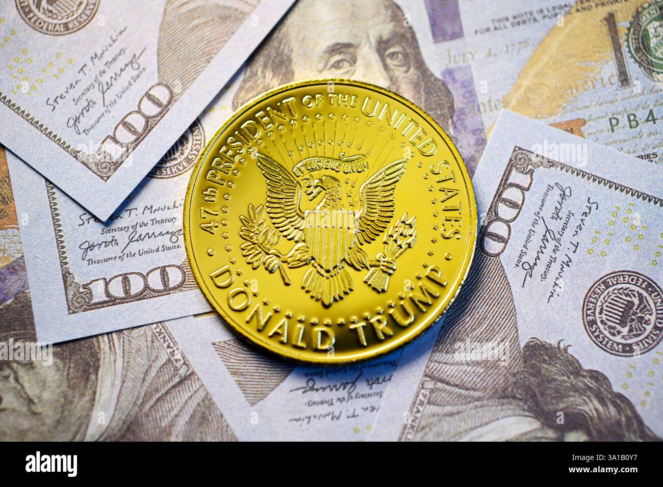Pièce pour l'investiture de Donald Trump comme 47e président des États-Unis sur des billets de dollars, photo symbolique de la présidence et de la politique américaine Banque D'Images