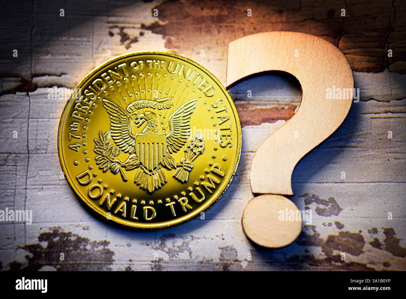 Pièce pour l'investiture de Donald Trump comme 47e président des États-Unis avec point d'interrogation, photo symbolique de la présidence et de la politique américaine Banque D'Images