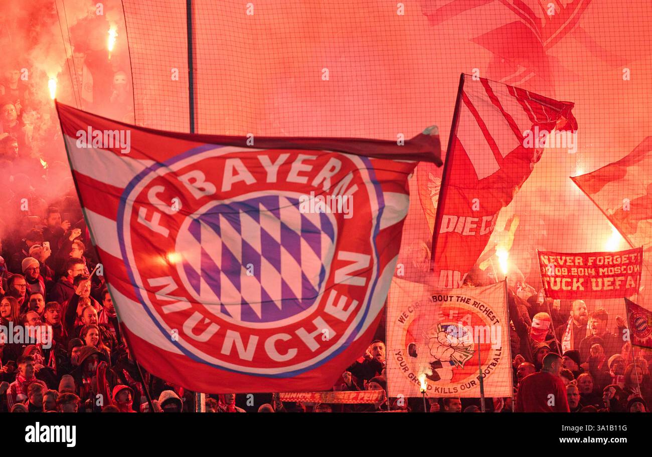 Munich, Allemagne. 05 mars 2025. Fans du FCB dans la ronde du 16 match de première manche FC BAYERN MUENCHEN - BAYER 04 LEVERKUSEN 3-0 de football UEFA Champions League dans la saison 2024/2025 à Munich, 5 mars 2025, FCB, x. Spieltag, Muenchen photographe : ddp images/STAR-images crédit : ddp Media GmbH/Alamy Live News Banque D'Images