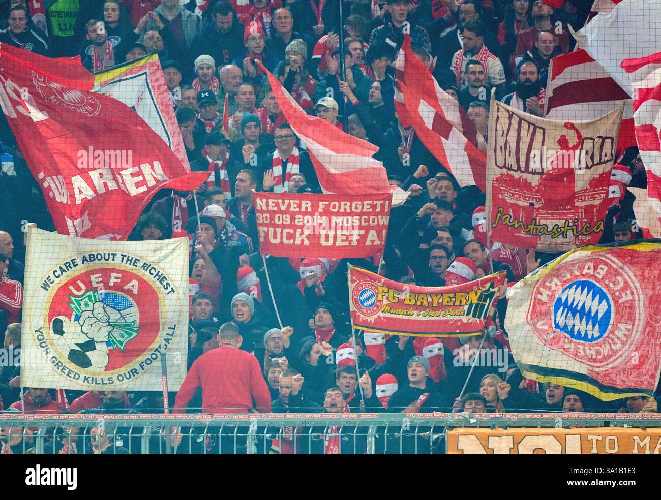 Munich, Allemagne. 05 mars 2025. Fans du FCB dans la ronde du 16 match de première manche FC BAYERN MUENCHEN - BAYER 04 LEVERKUSEN 3-0 de football UEFA Champions League dans la saison 2024/2025 à Munich, 5 mars 2025, FCB, x. Spieltag, Muenchen photographe : ddp images/STAR-images crédit : ddp Media GmbH/Alamy Live News Banque D'Images