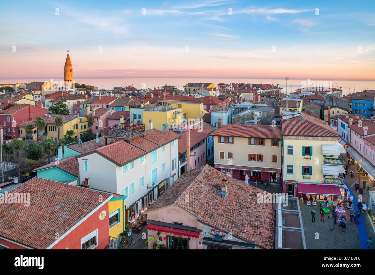 Italie, Vénétie, province de Venise, ville de Caorle, vue surélevée au coucher du soleil Banque D'Images