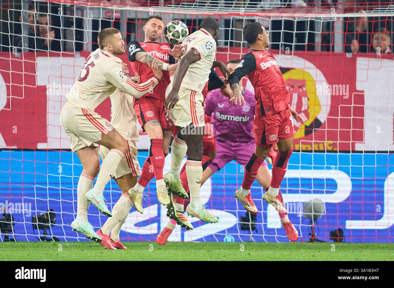 Munich, Allemagne. 05 mars 2025. Eric Dier, FCB 15 Dayot Upamecano, FCB 2 en compétition pour le ballon, tackling, duel, header, zweikampf, action, lutte contre Aleix Garcia, Lev 24 dans la ronde du 16 match de première manche FC BAYERN MUENCHEN - BAYER 04 LEVERKUSEN 3-0 de football UEFA Champions League dans la saison 2024/2025 à Munich, 5 mars 2025, FCB, x. Spieltag, Muenchen photographe : ddp images/STAR-images crédit : ddp Media GmbH/Alamy Live News Banque D'Images