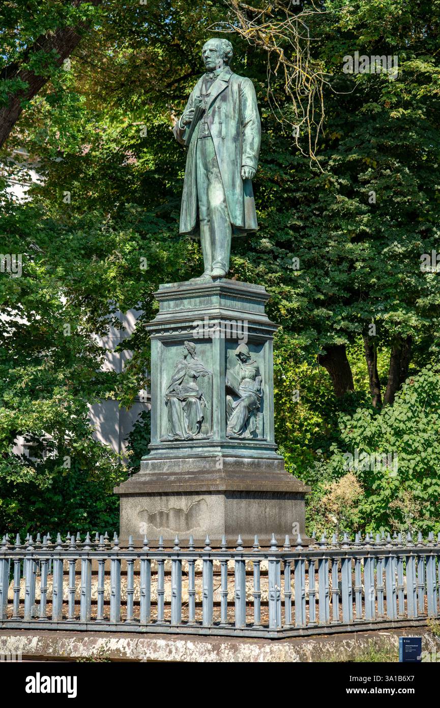 Tübingen, monument de Gustav Adolph Kietz à Uhlandstraße Johann Ludwig Uhland, né en 26.4.1787 à TÜ, mort en 13.11.1862 à TÜ, est un poète, érudit littéraire, avocat et homme politique allemand. Banque D'Images