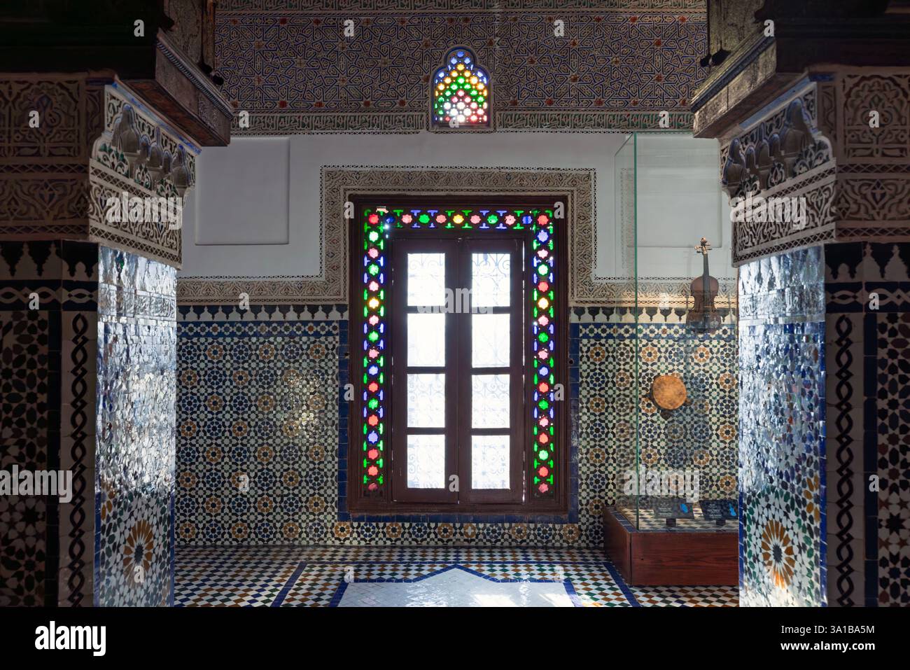 Le musée Dar Jamai, situé dans un palais restauré à Meknès, au Maroc, présente des instruments de musique traditionnelle marocaine. Banque D'Images