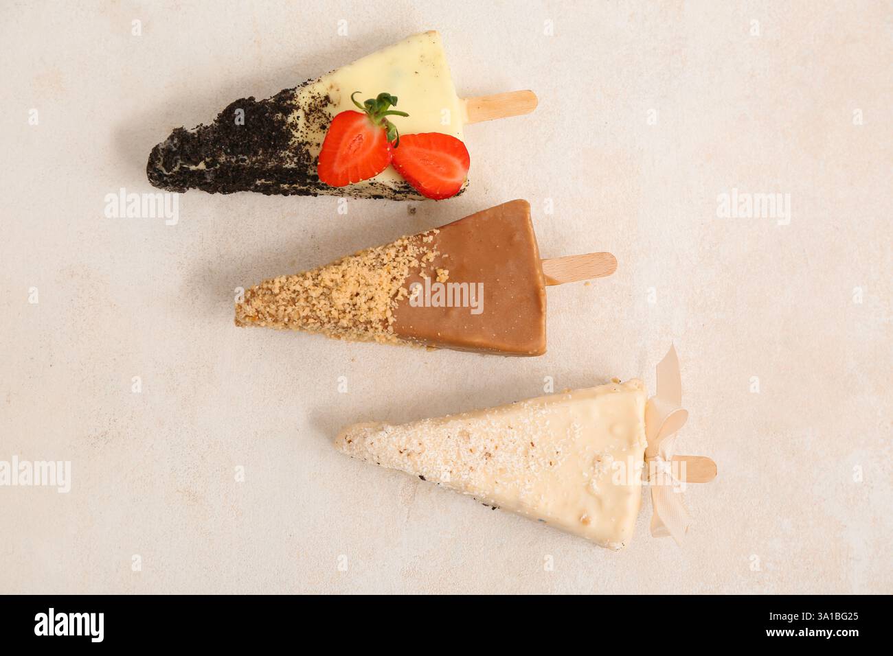 Savoureux cheesecake pop sur fond clair Banque D'Images