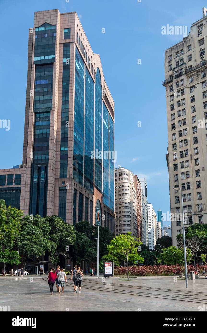 Bâtiment moderne RB1 le long de l'avenue Rio Branco près de la place Praça Mauá dans le quartier Centro surplombant les environs calmes sous un ciel d'après-midi d'été. Banque D'Images
