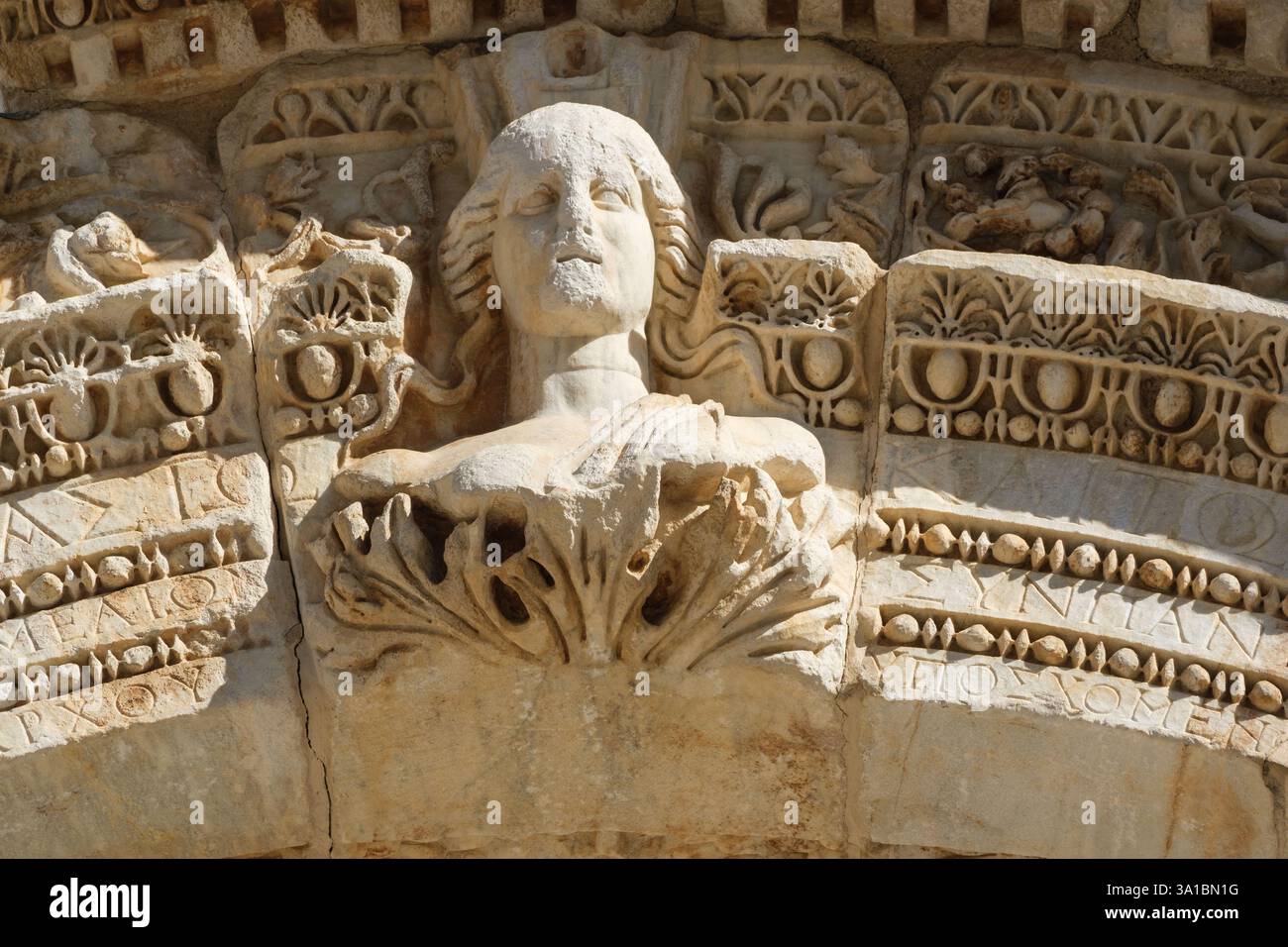 Éphèse, Turquie, Turkiye. Temple d'Hadrien. Déesse grecque Tyche (romain : Fortuna) dans l'Arc de Triomphe à l'entrée. Banque D'Images