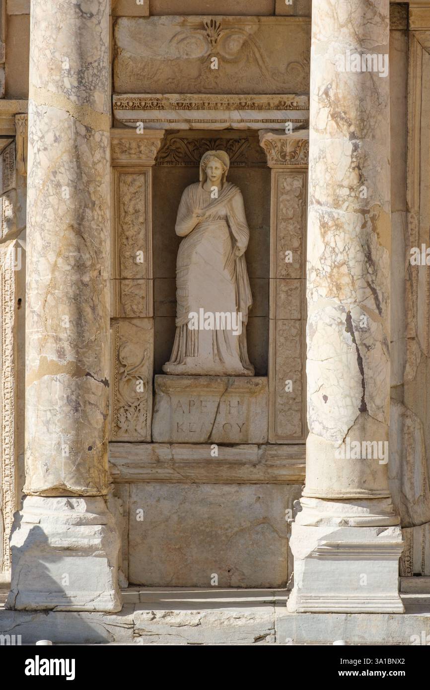 Turquie, Turkiye. Éphèse, vue de la Bibliothèque de Celsus. Statue d'Arete, déesse grecque de l'Excellence, de la vertu et de la valeur. (Romain : Virtus) Banque D'Images