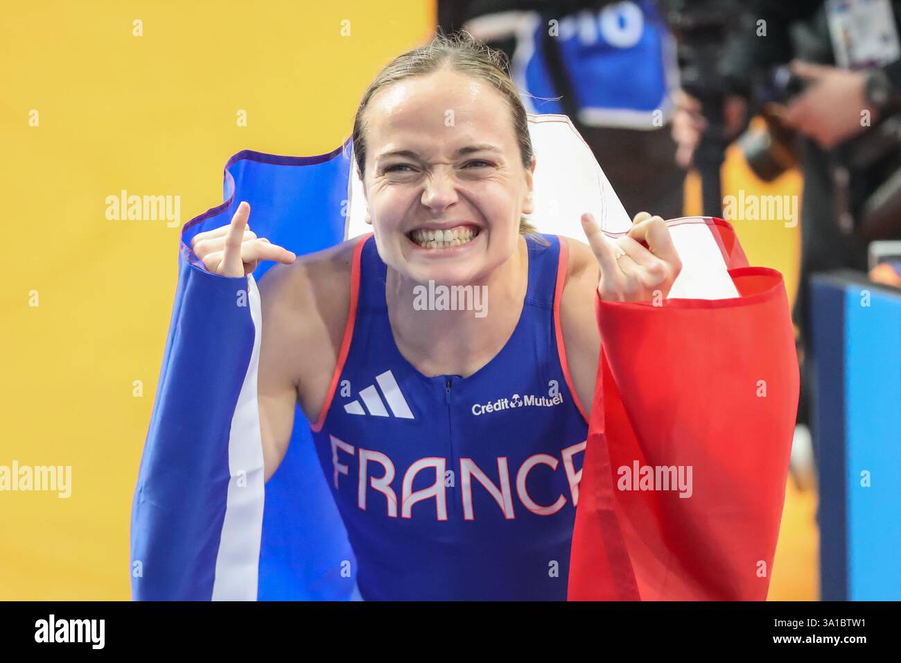 Apeldoorn, pays-Bas. 07 mars 2025. Apeldoorn, pays-Bas, le 7 mars 2025 : Agathe Guillemot (FRA) Runs célèbre sa victoire en finale du 1500m féminin lors des Championnats d'Europe d'athlétisme en salle Apeldoorn 2025 au stade Omnisport d'Apeldoorn, pays-Bas. (Leiting Gao/SPP) crédit : photo de presse sportive SPP. /Alamy Live News Banque D'Images