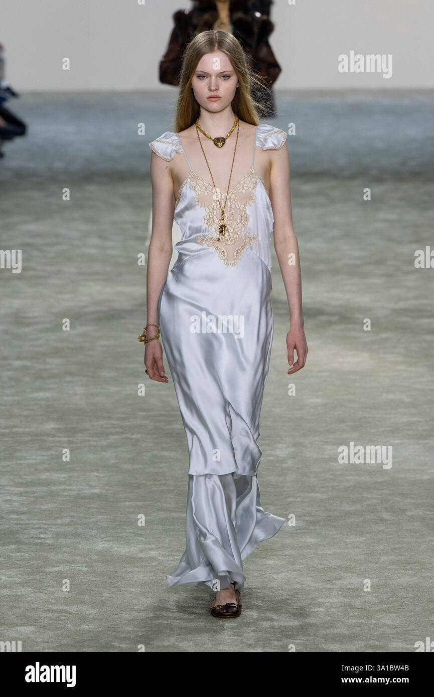 Paris, France. 06 mars 2025. Le mannequin Ava Shipp marche sur la piste lors du défilé de mode Chloe Ready to Wear à Paris Fashion week Women F/W 2025 à Paris, France, le 6 mars 2025. (Photo de Jonas Gustavsson/Sipa USA) crédit : Sipa US/Alamy Live News Banque D'Images