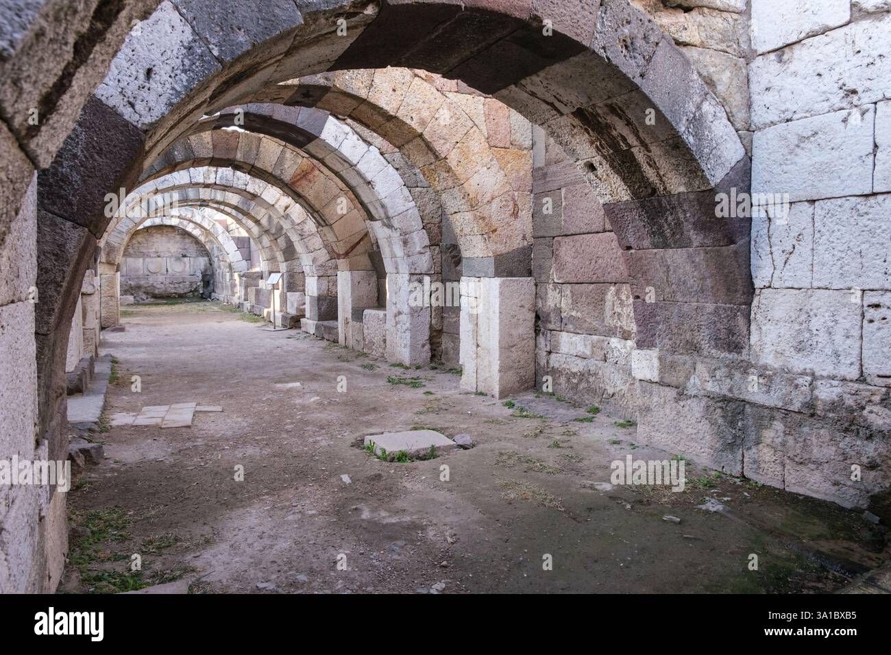 Izmir, Turquie, Turkiye. Arches reconstruites du sous-sol de la basilique adjacente à la place du marché (Agora) de l'ancienne Smyrne romaine. Banque D'Images