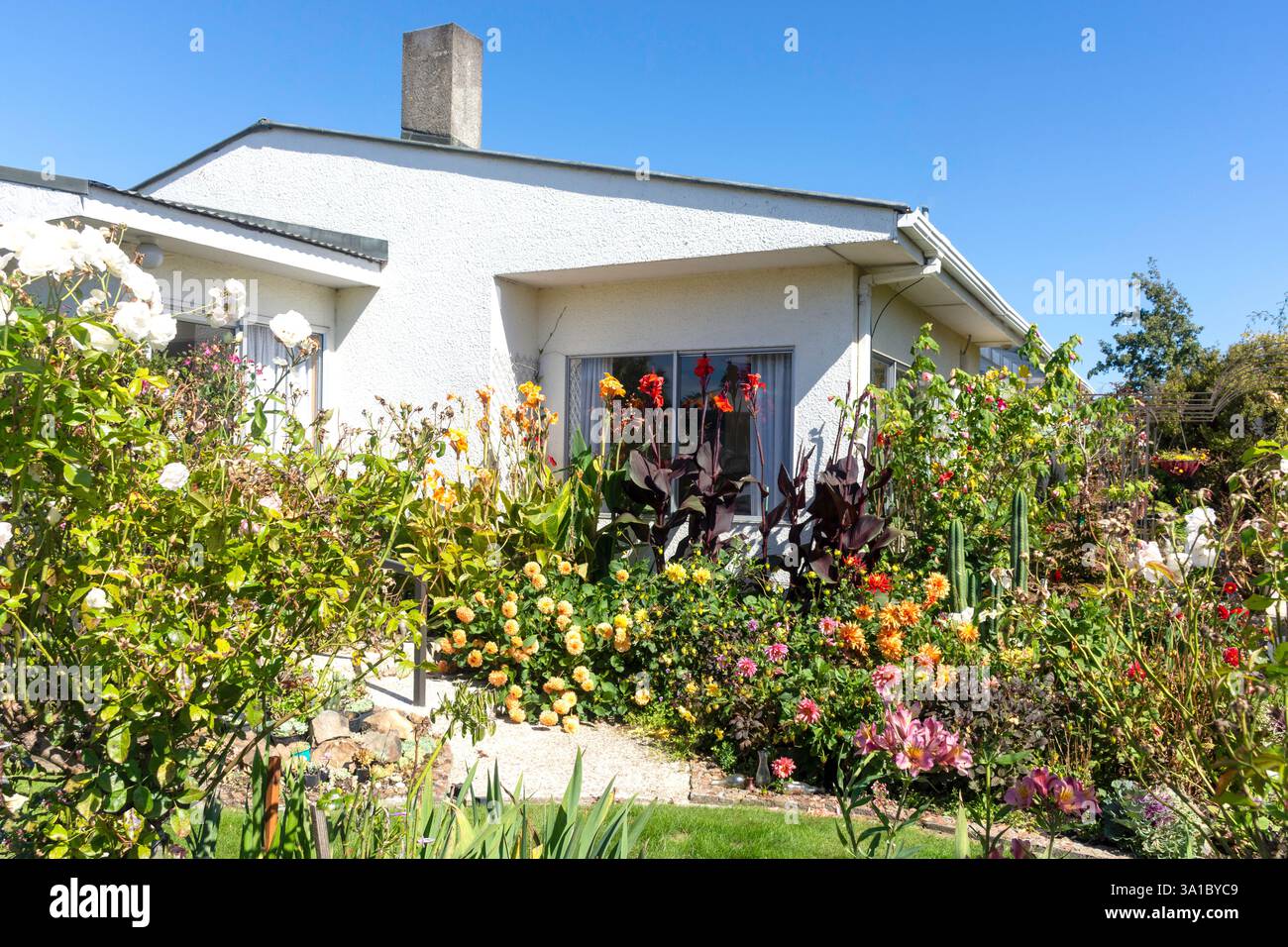 Maison et jardin, terrasse du parc, plage de Waikuku, Waikuku, région de Canterbury, île du Sud, Nouvelle-Zélande Banque D'Images