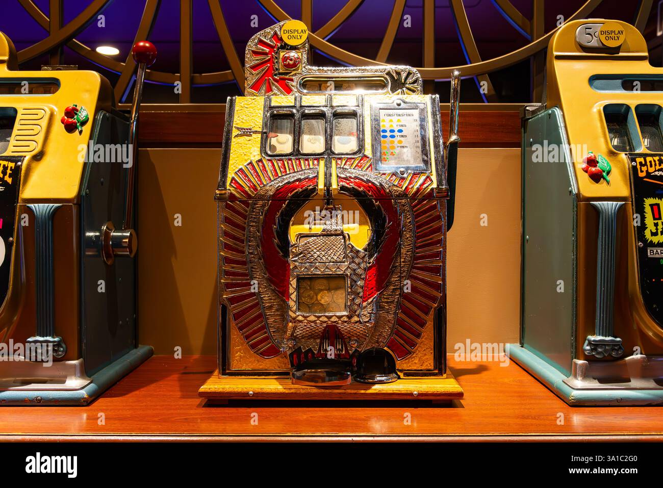 Las Vegas, Nevada - États-Unis - 2 mars 2025 : machines à sous vintage au Golden Gate Hotel and Casino dans le centre-ville de Las Vegas, Nevada, États-Unis. Banque D'Images