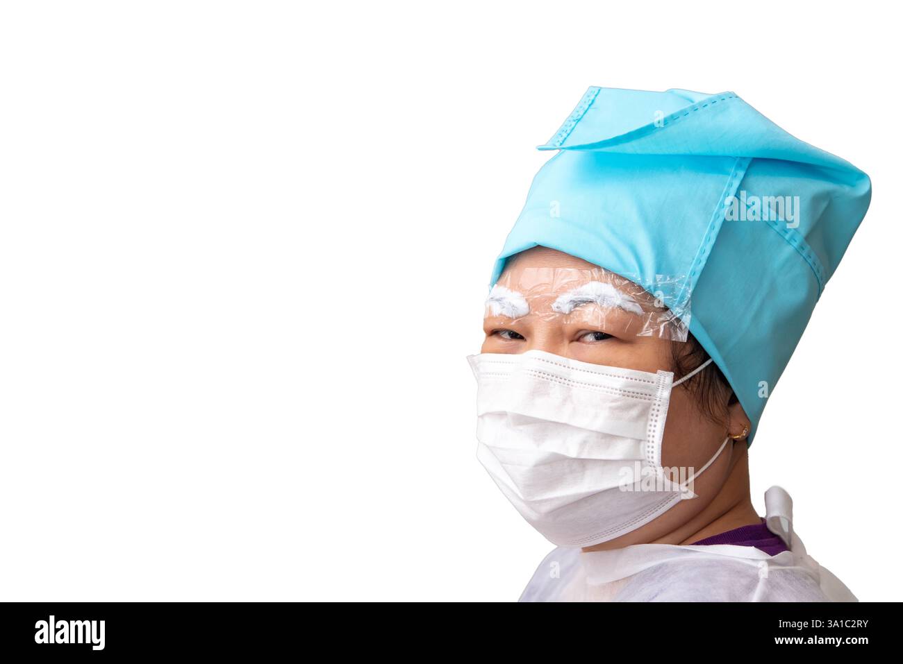 Tatouage de sourcils de femme asiatique par médecin spécialiste dans la clinique de tatouage de sourcils ou la clinique de broderie de sourcils pour tatouage ou correction utilisez COVID-19 prévenir Banque D'Images