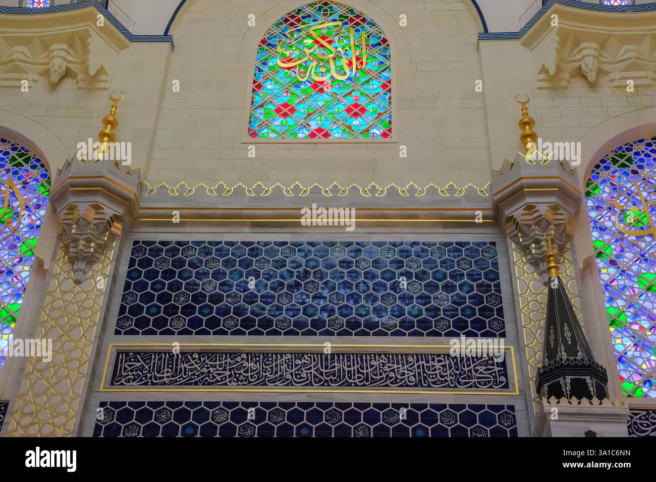 Turquie, Turkiye. Mosquée Grand Camlica, décoration intérieure : calligraphie, mosaïque, fenêtres en verre coloré. Banque D'Images