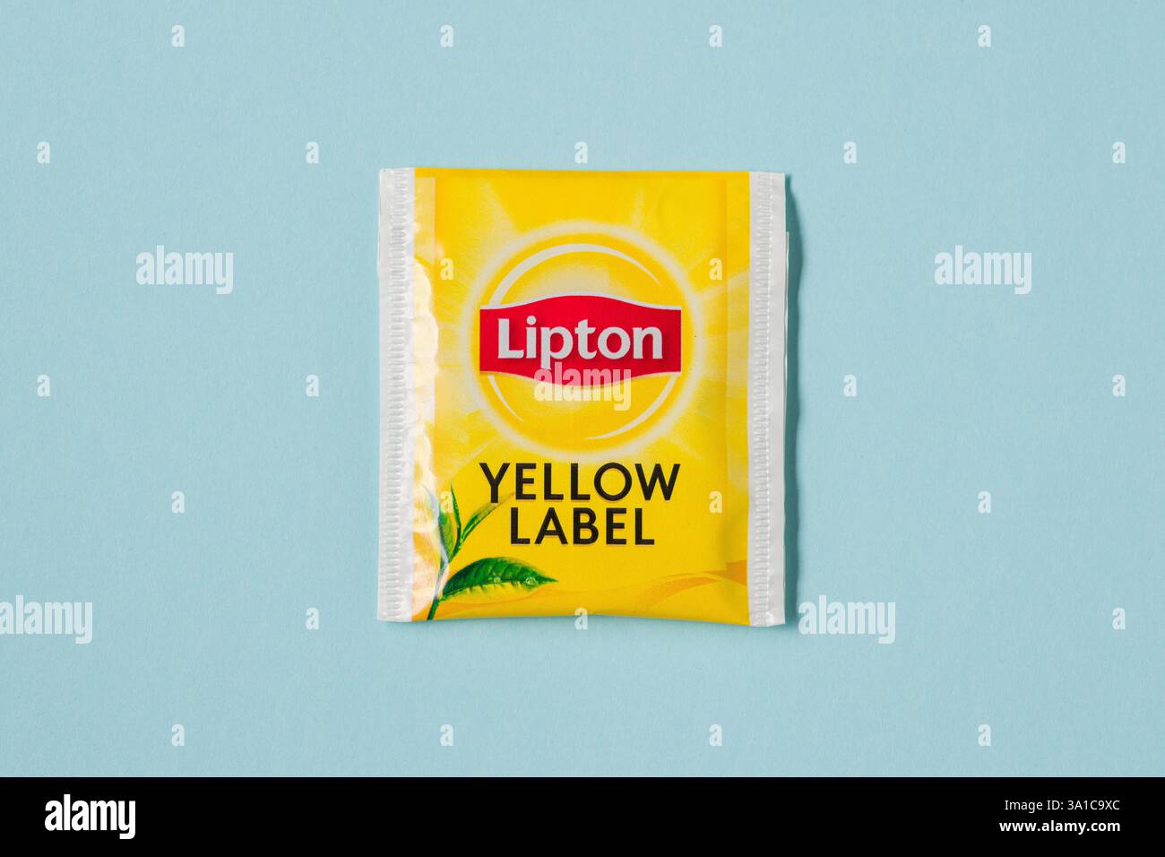 Antalya, Turquie - 6 mars 2025 : sachet de thé Lipton Yellow Label sur fond bleu Banque D'Images