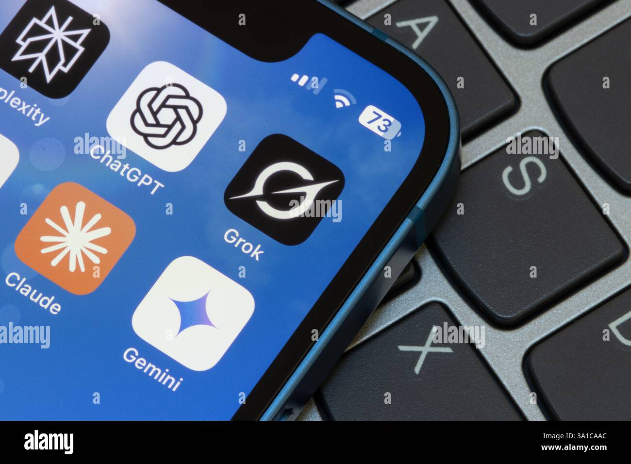 L'icône de l'application Grok de Xai est visible parmi d'autres applications d'IA, y compris ChatGPT, Gemini, Claude, et perplexité, sur l'écran d'un iPhone. Banque D'Images