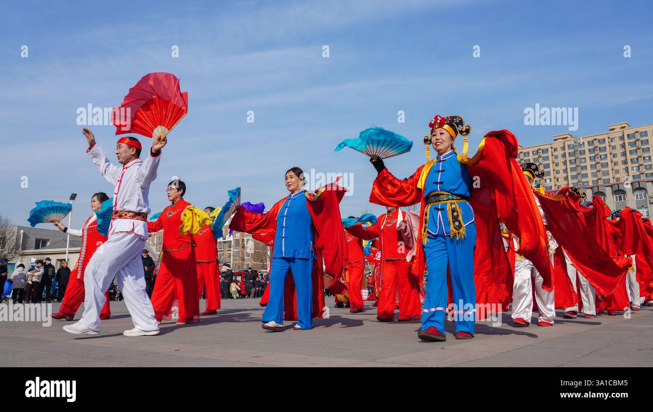 Comté de Luannan, Chine - 14 février 2025 : les gens jouent yangko sur la place pour célébrer le festival traditionnel chinois - Festival du printemps. Banque D'Images