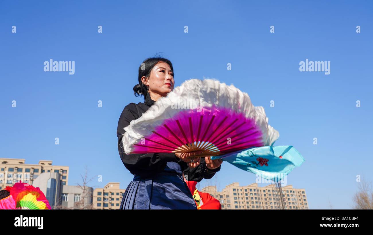 Comté de Luannan, Chine - 14 février 2025 : les gens jouent yangko sur la place pour célébrer le festival traditionnel chinois - Festival du printemps. Banque D'Images