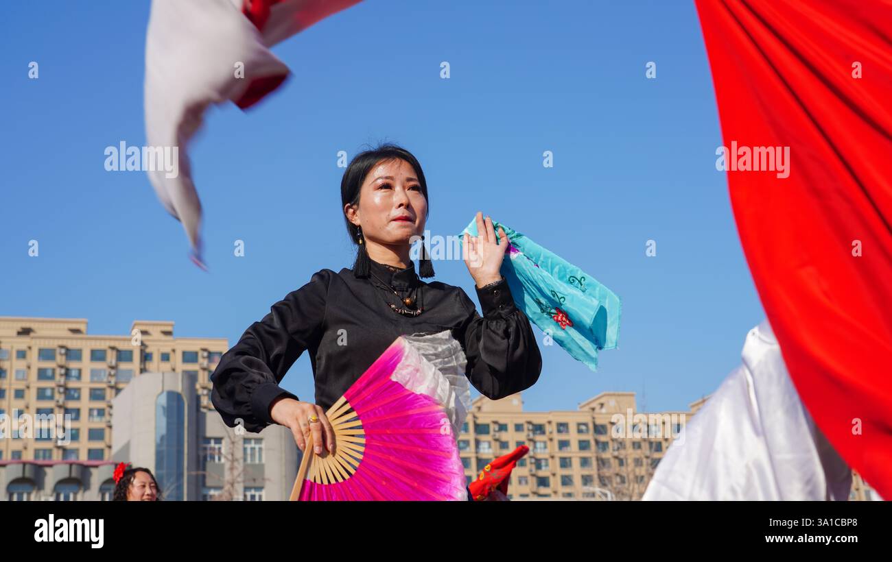 Comté de Luannan, Chine - 14 février 2025 : les gens jouent yangko sur la place pour célébrer le festival traditionnel chinois - Festival du printemps. Banque D'Images