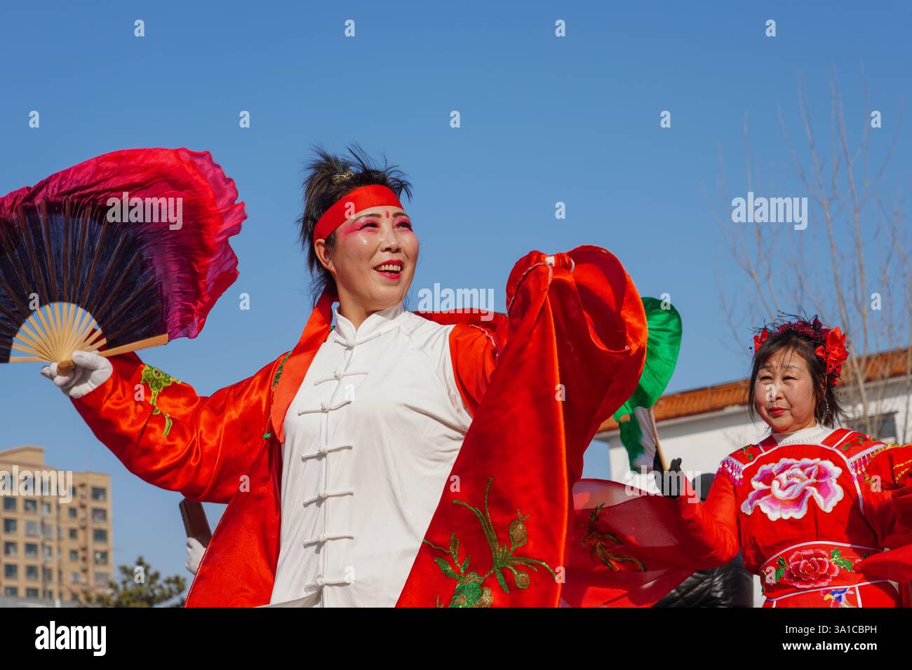 Comté de Luannan, Chine - 14 février 2025 : les gens jouent yangko sur la place pour célébrer le festival traditionnel chinois - Festival du printemps. Banque D'Images