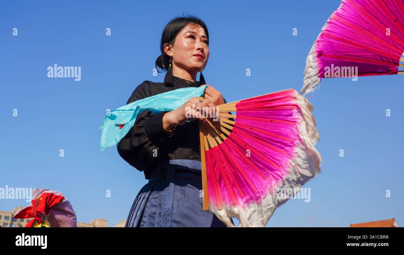 Comté de Luannan, Chine - 14 février 2025 : les gens jouent yangko sur la place pour célébrer le festival traditionnel chinois - Festival du printemps. Banque D'Images