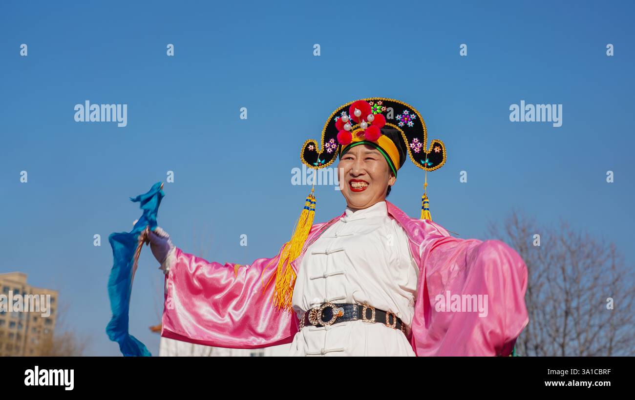 Comté de Luannan, Chine - 14 février 2025 : les gens jouent yangko sur la place pour célébrer le festival traditionnel chinois - Festival du printemps. Banque D'Images