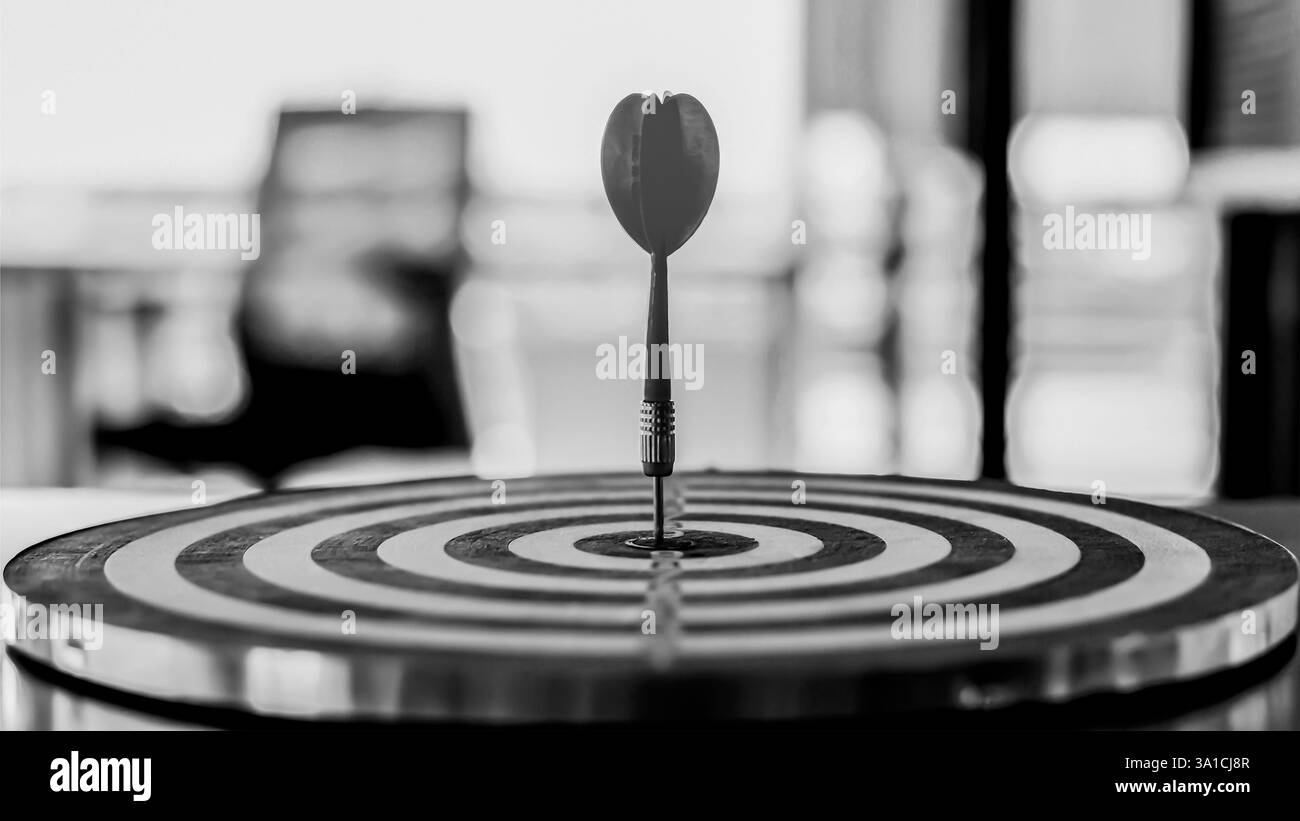 Fléchettes placées au centre de la cible du concept de succès. Banque D'Images